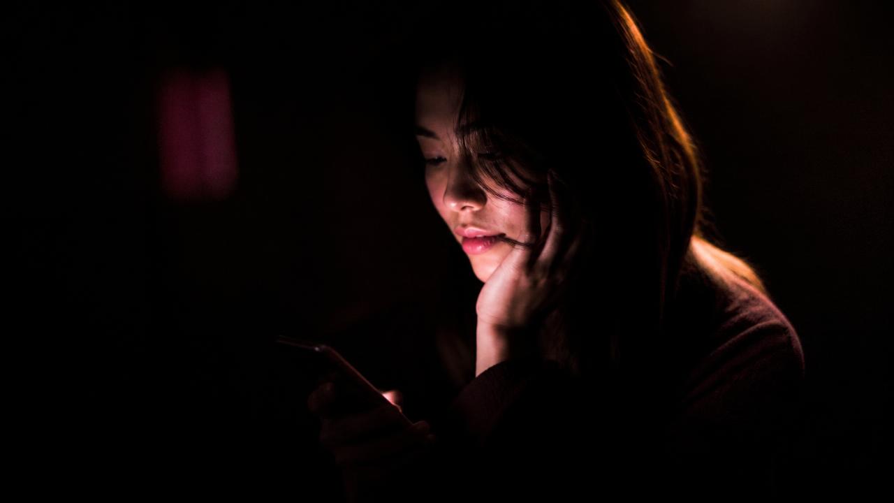 O que você comunica antes de dizer qualquer coisa — a linguagem não-verbal do ambiente digital