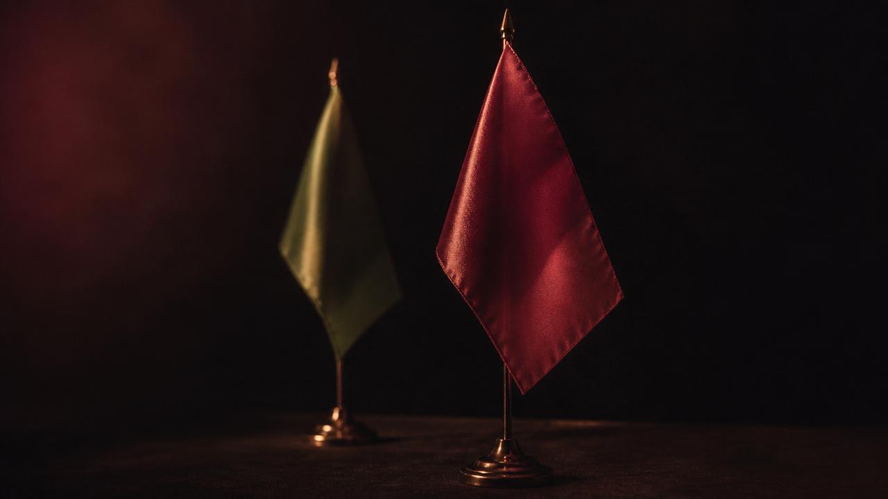 Red flags e green flags: o que os sinais realmente indicam — e por que ignoramos os alertas que vemos